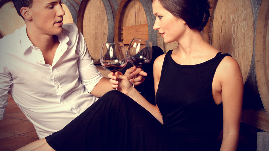 couple drinking wine in winery Lời tâm sự của cô gái chỉ muốn lấy chồng giàu và làm tình giỏi