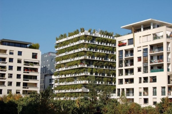 ChungCu251115 2 600x398 Độc đáo chung cư 10 tầng bao phủ bởi 380 chậu trúc